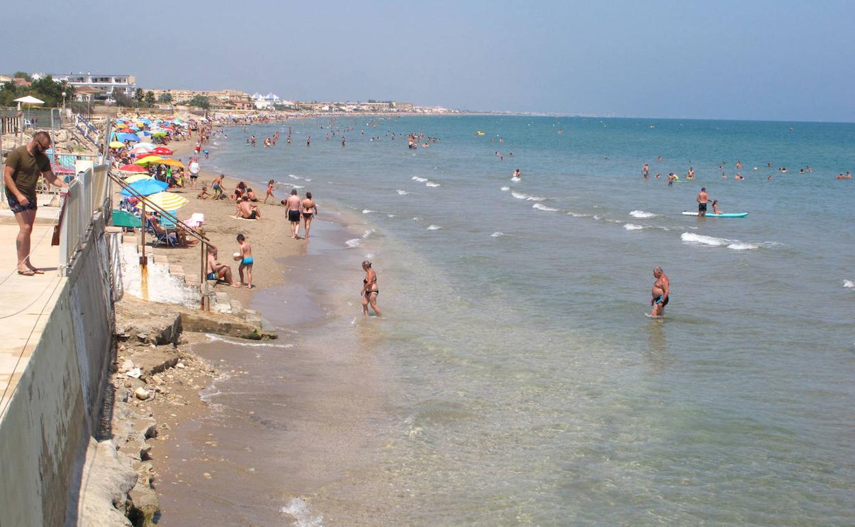 La playa de Les Deveses de Dénia, donde el mar llega en algunos puntos hasta el muro cercano a las viviendas. 