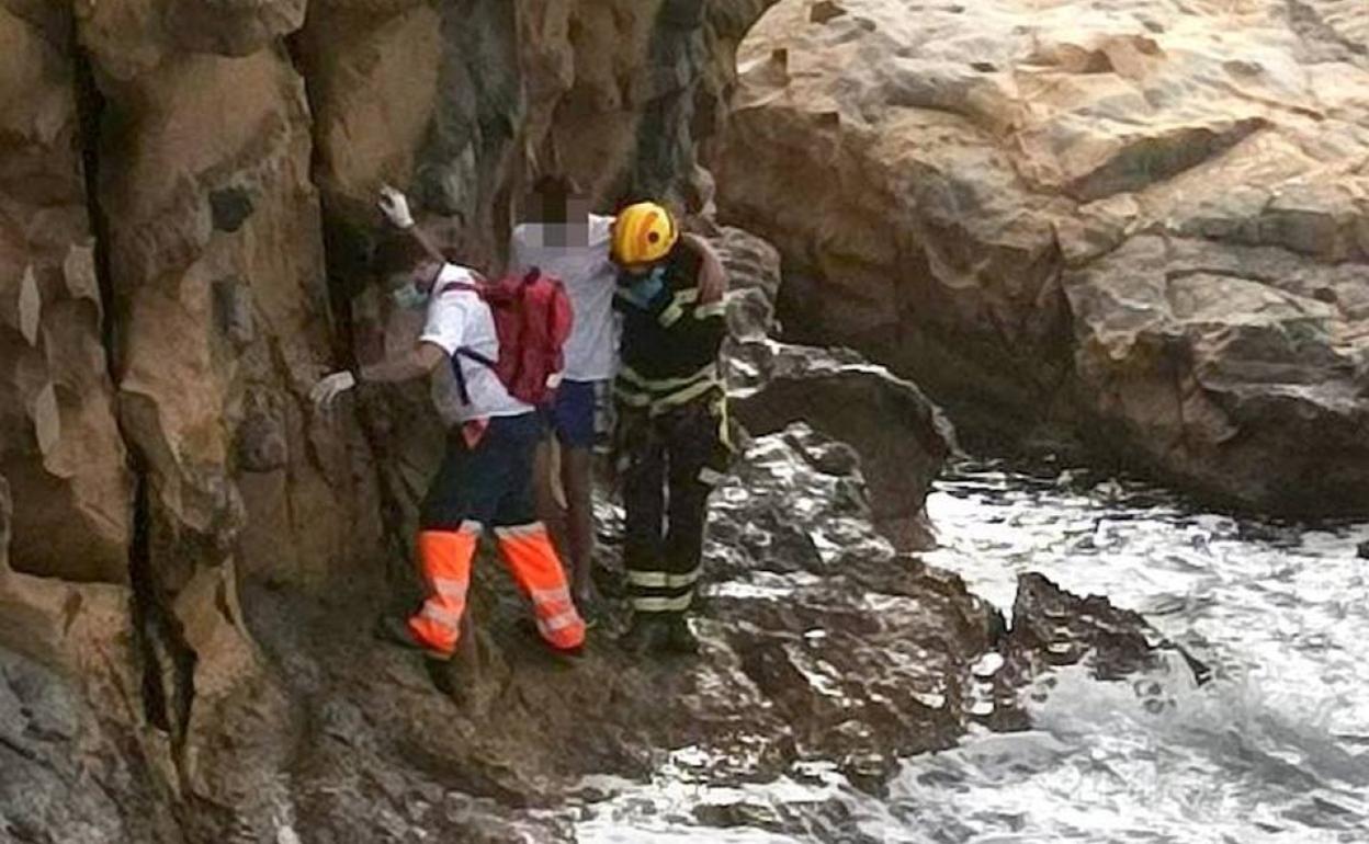 Las tareas de rescate del menor herido en Moraira. 