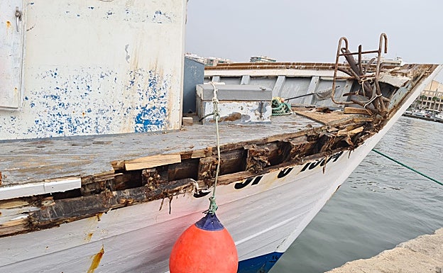  Estado en el que ha quedado uno de los barcos amarrados que no ha podido salir a faenar. 