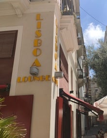 Imagen secundaria 2 - Arriba, terraza del Café Lisboa, con el olivo de la plaza del Doctor Collado al fondo. Abajo a la izquierda, puerta del restaurante. Abajo a la derecha, letrero que reza «Lisboa Lounge». 