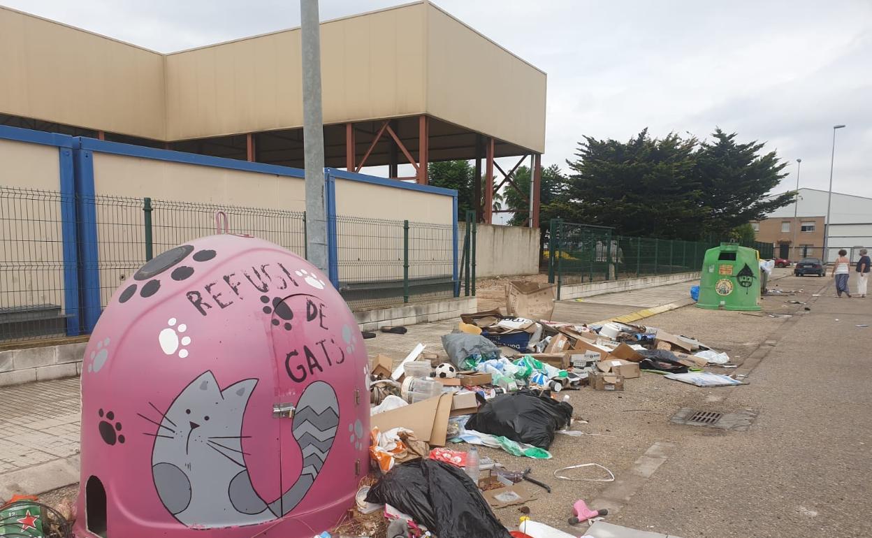 Basura junto a los contenedores en la zona industrial de Carcaixent. 