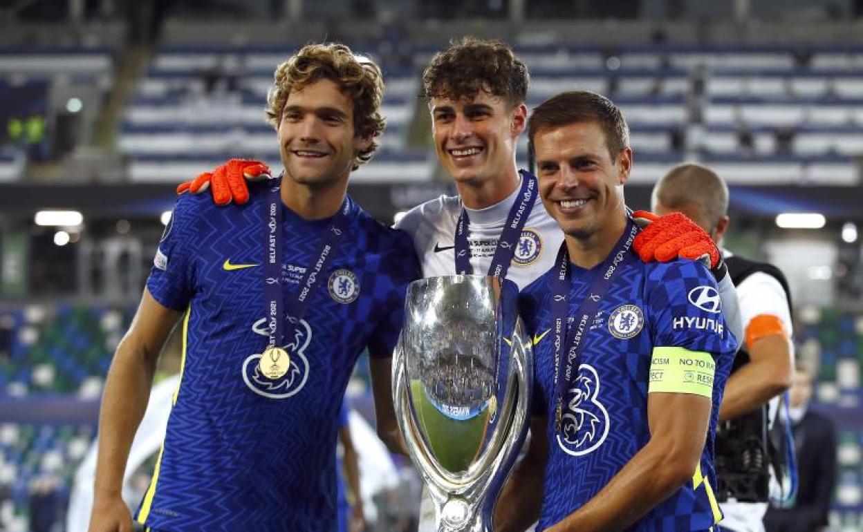 Kepa Arrizabalaga, entre Marcos Alonso y César Azpilicueta, con el trofeo de la Supercopa de Europa. 