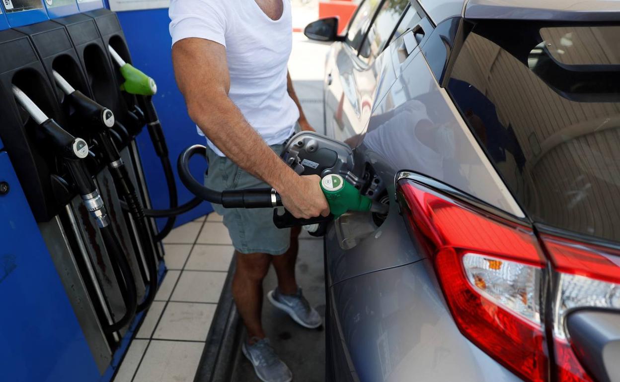 Un conductor reposta en una gasolinera.