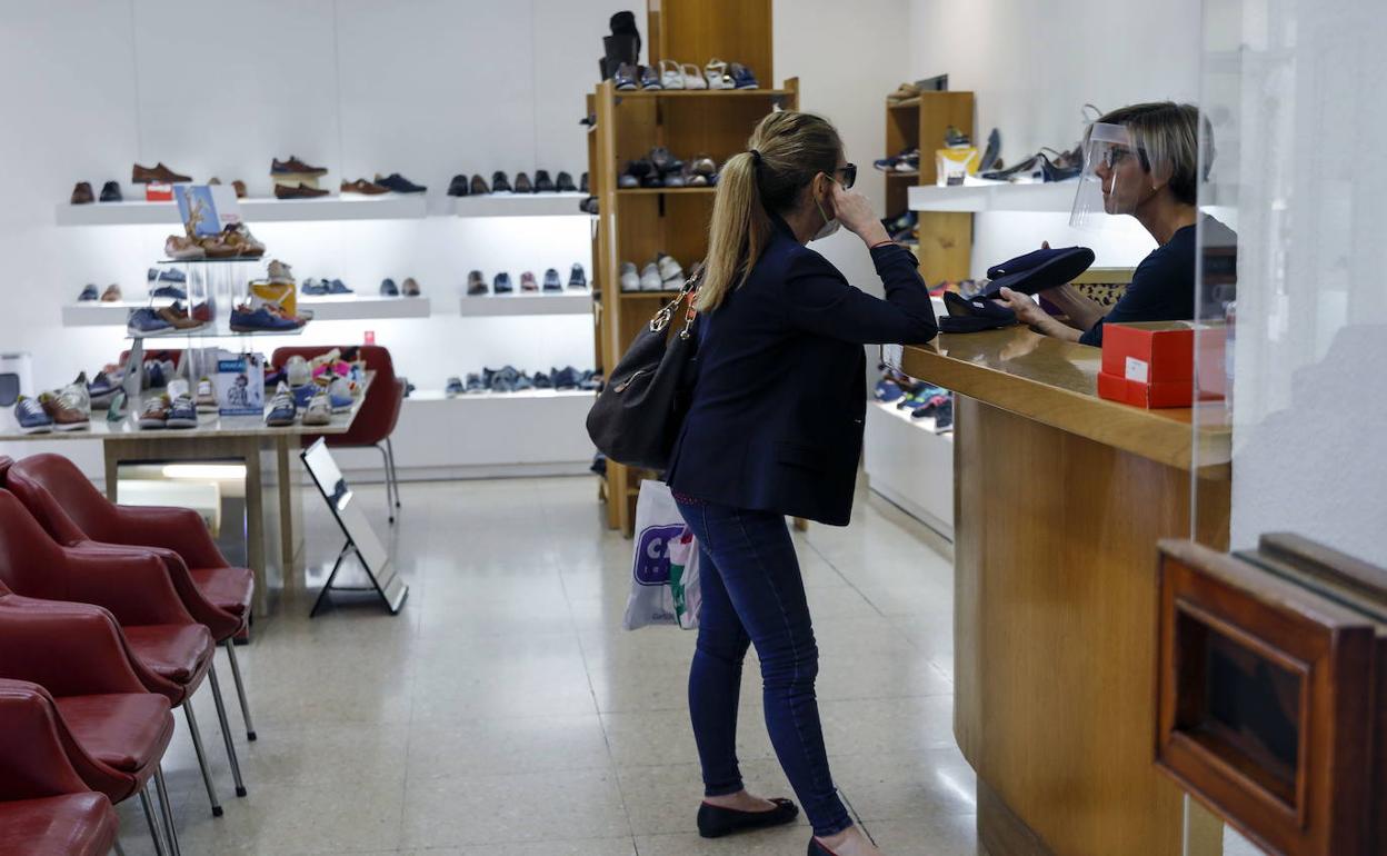 Una mujer en una tienda de Valencia. 