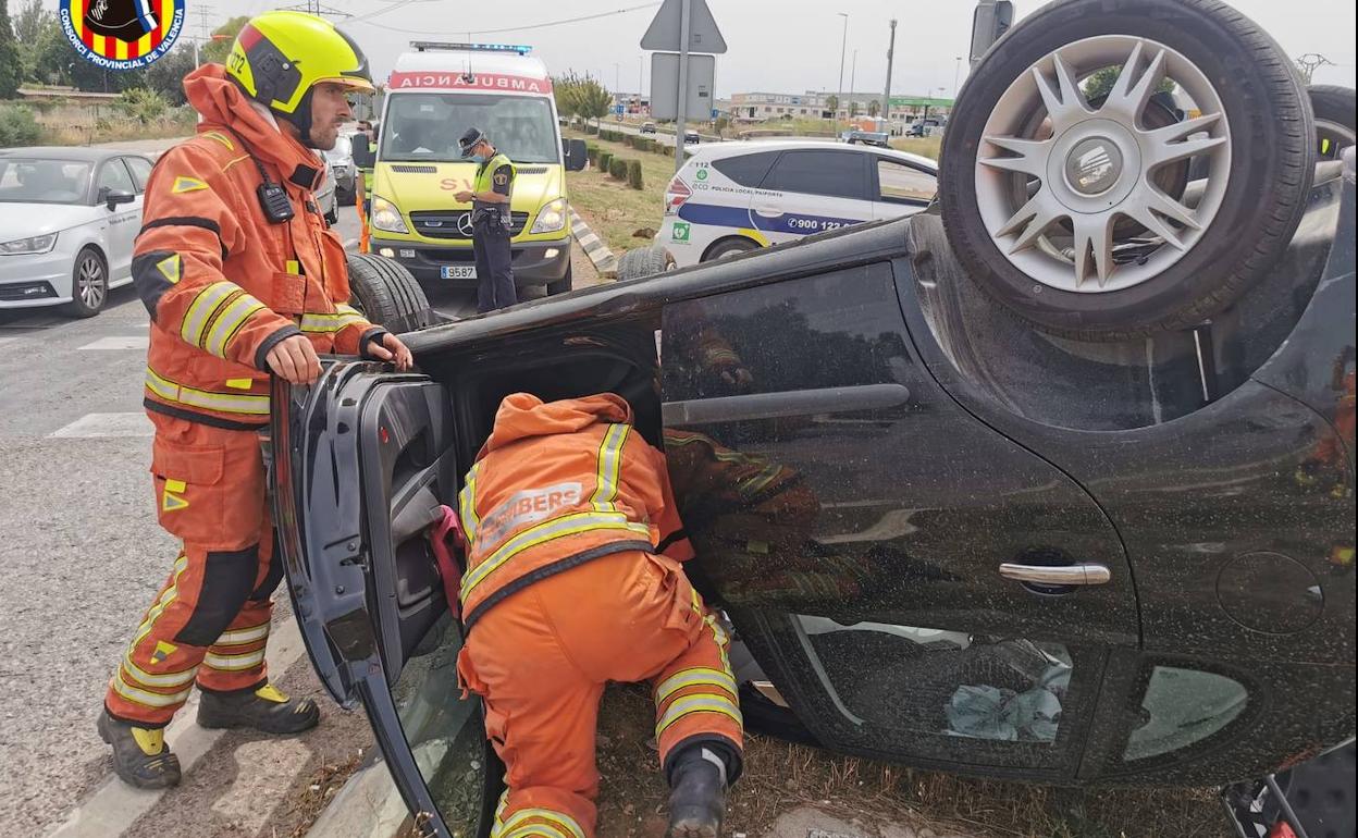 Los bomberos inspeccionan el vehículo. 