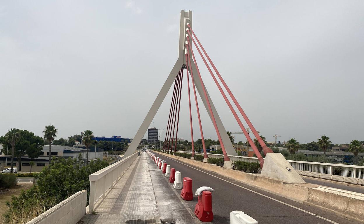 El carril bici en el puente que atraviesa la Pista de Ademuz. 