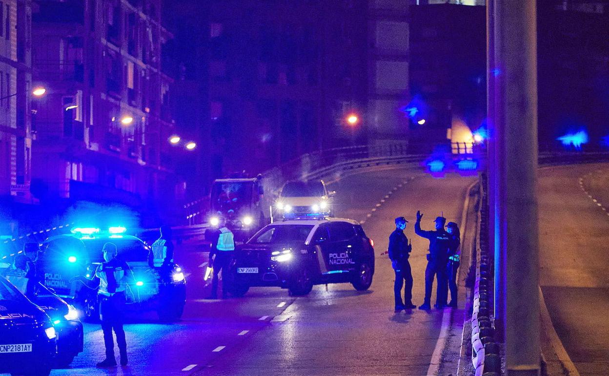 Control policial por el toque de queda en Valencia.