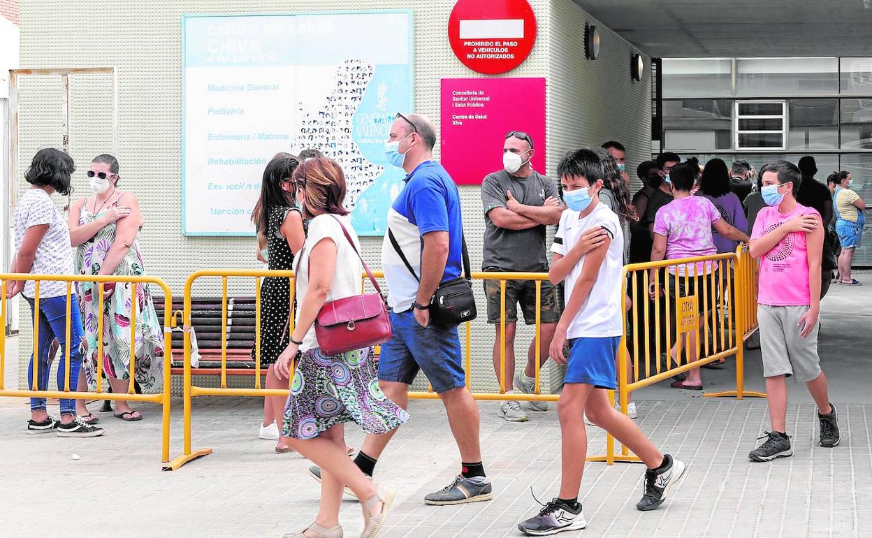 Varios menores a las puertas del centro de salud de Chiva tras recibir su dosis.