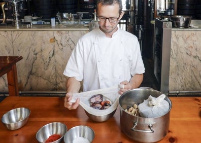 Imagen secundaria 1 - Ingredientes de los michirones. Tanto las hierbas secas como la carne va en mallas para que no queden restos en el plato final y solo se mantenga el sabor.