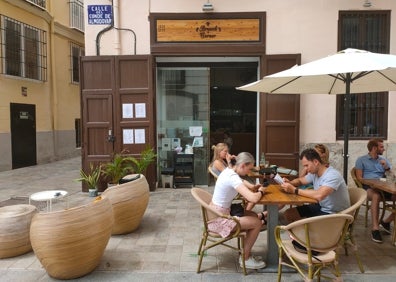 Imagen secundaria 1 - Arriba, terraza de la cafetería Brunch Corner con vistas a la plaza de la Virgen y el Micalet. Abajo a la izquierda, puerta de la cafetería. Abajo a la derecha, mesa del Brunch Corner. 