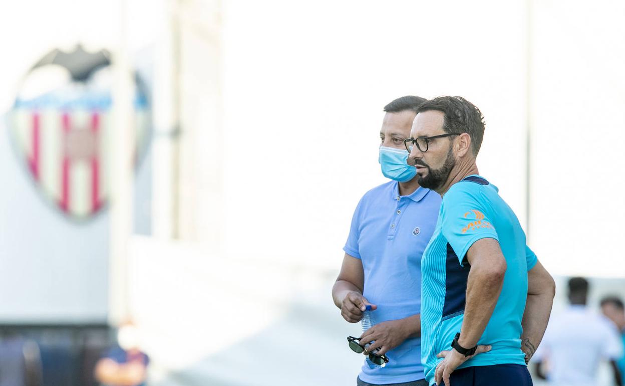 Anil Murthy y Bordalás, durante un entrenamiento en Paterna. 