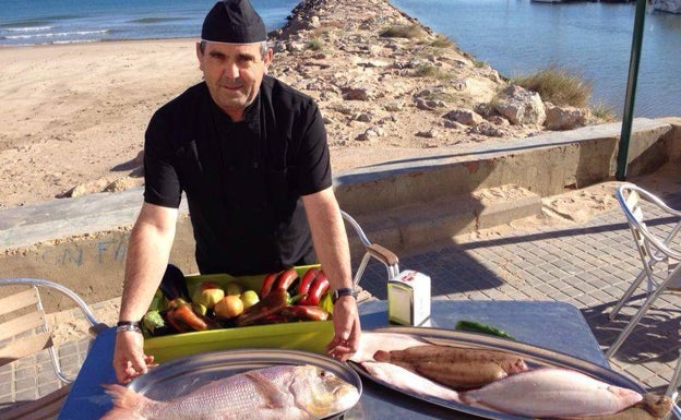 Imagen principal - Pescados de Eusebio. Abajo, calamar de playa a la romana con torrija de chipirones de Nas de Suro. A la derecha, 'espardenya' de Casa Chiva. 