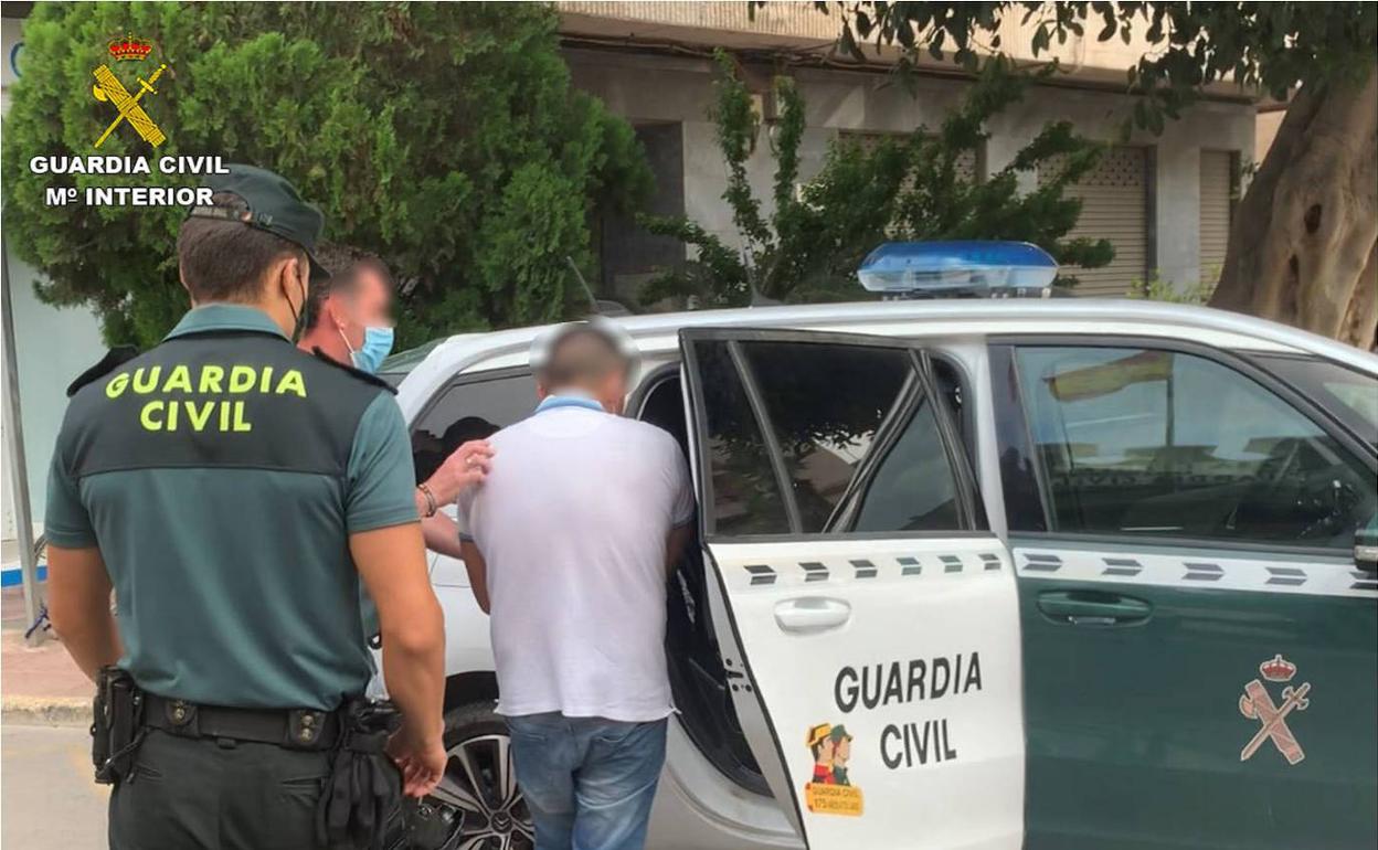 Imagen del arresto facilitada por la Guardia Civil. 