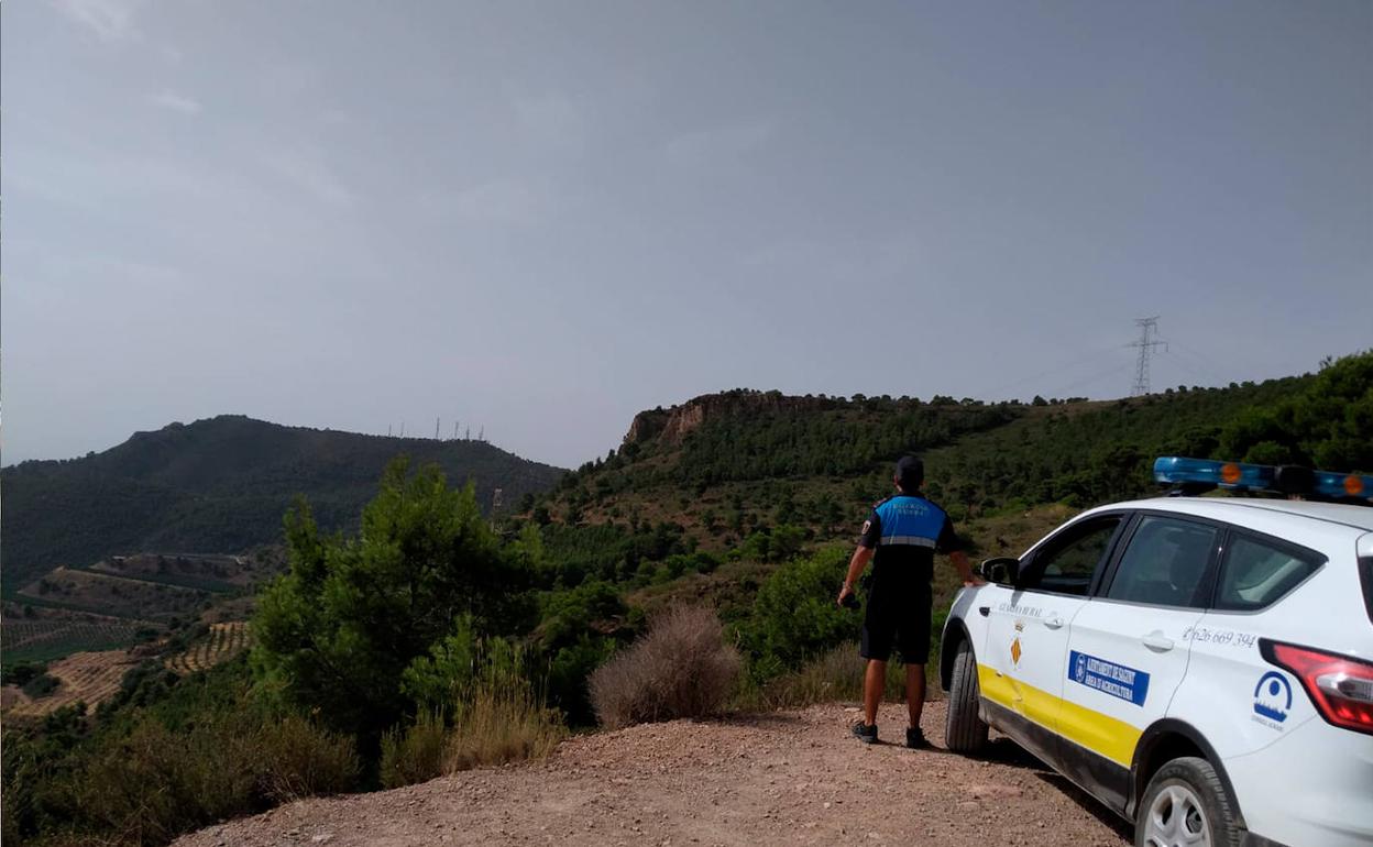 Un guardia rural vigila el término municipal. 