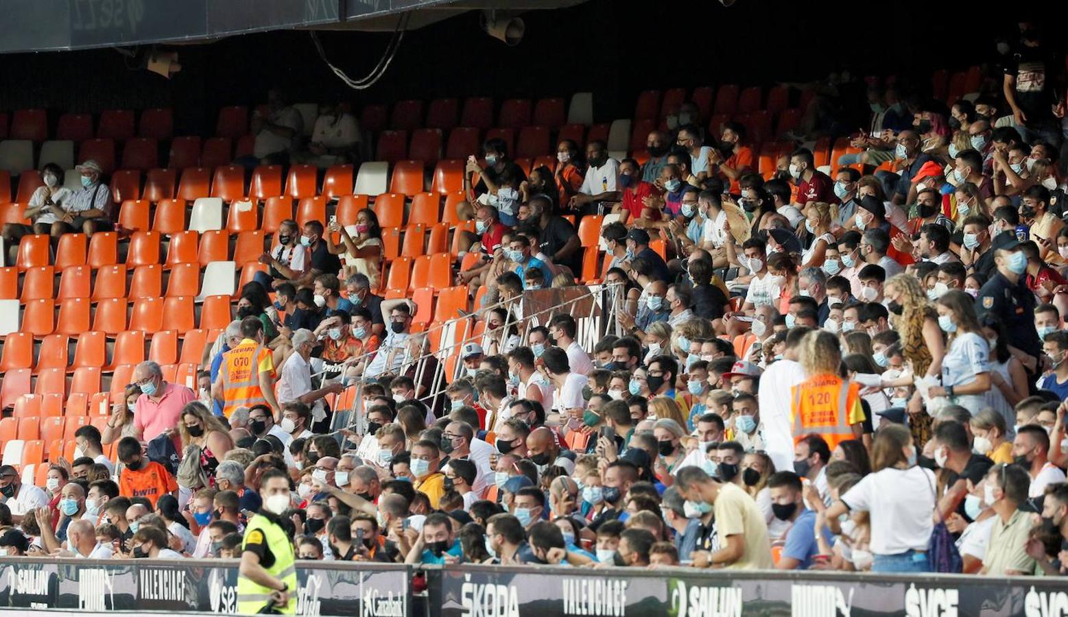 Fotos: Ambiente en Mestalla en el primer partido con público de la temporada