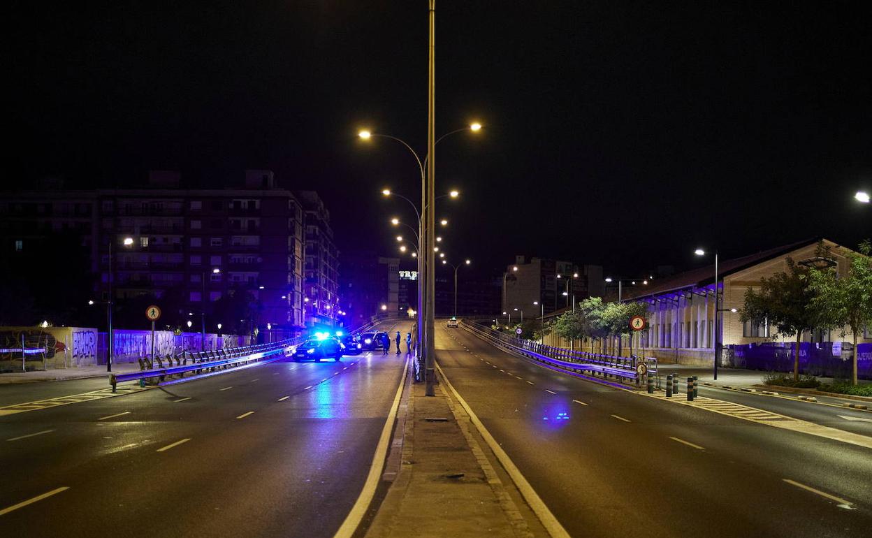 El puente de Giorgeta con un control policial al inicio de instaurarse el toque de queda. 