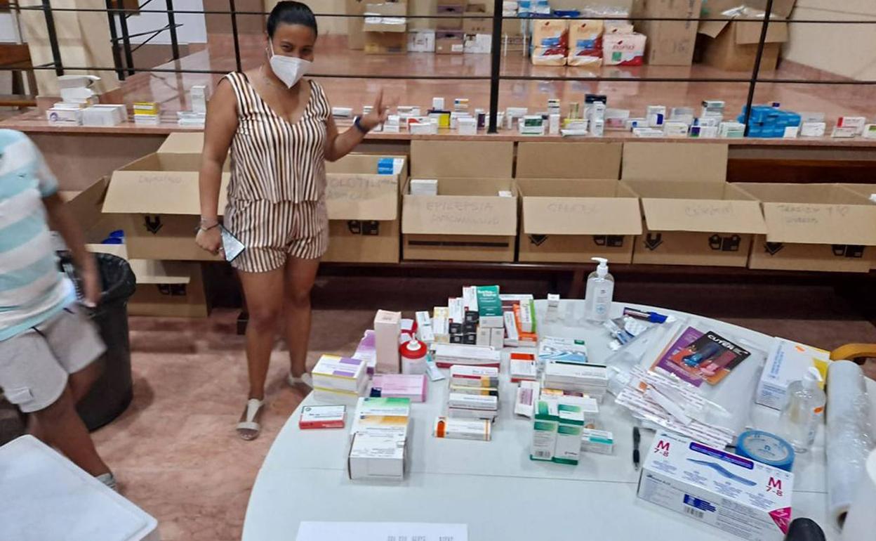 Los voluntarios organizan los medicamentos que ya se han recogido. 