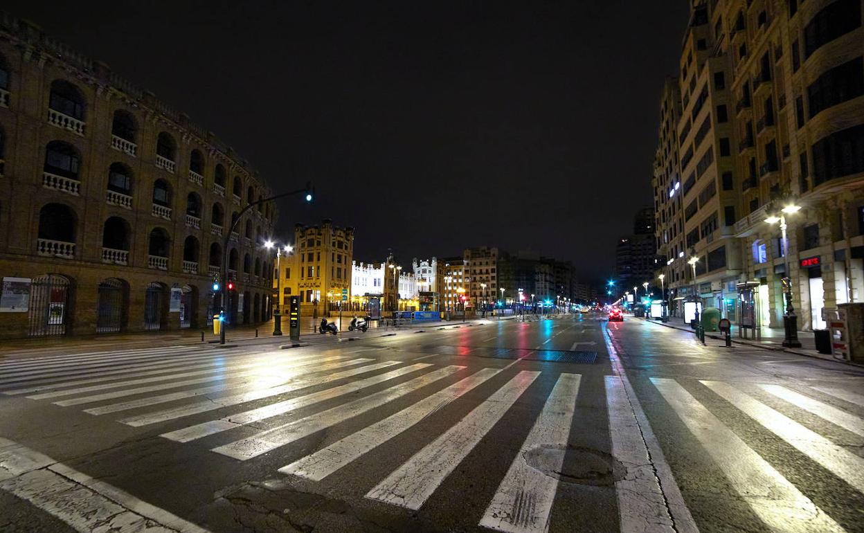 La calle Xàtiva, en el centro de Valencia, vacía durante el toque de queda. 