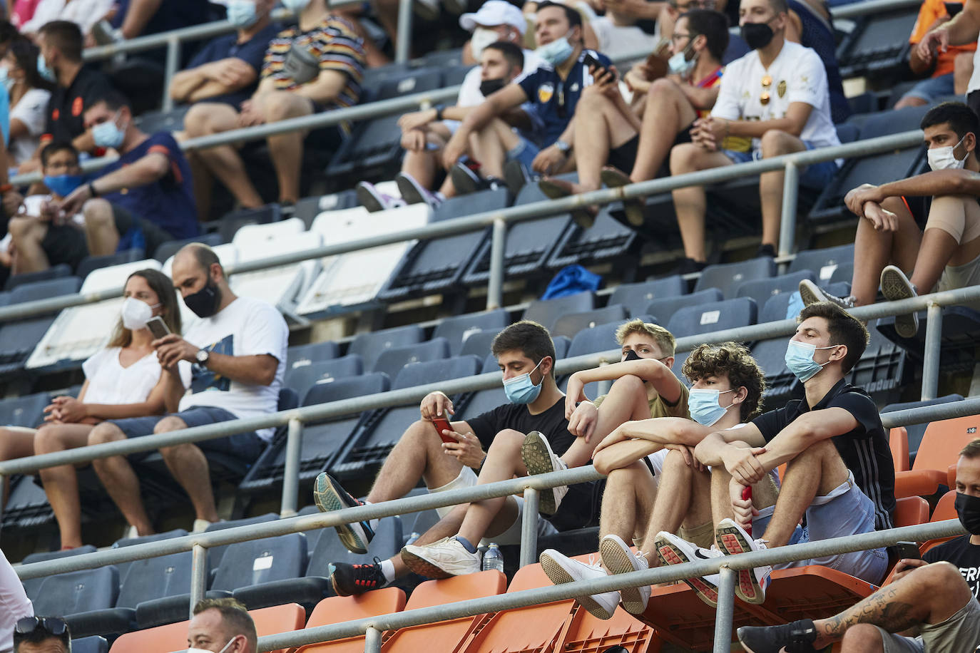 Fotos: Ambiente en Mestalla en el primer partido con público de la temporada