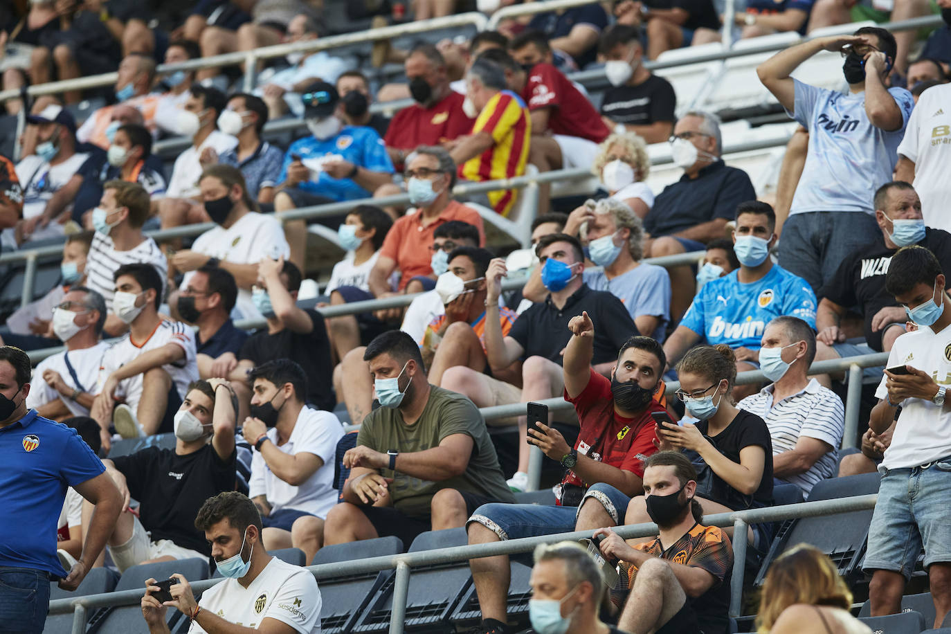 Fotos: Ambiente en Mestalla en el primer partido con público de la temporada