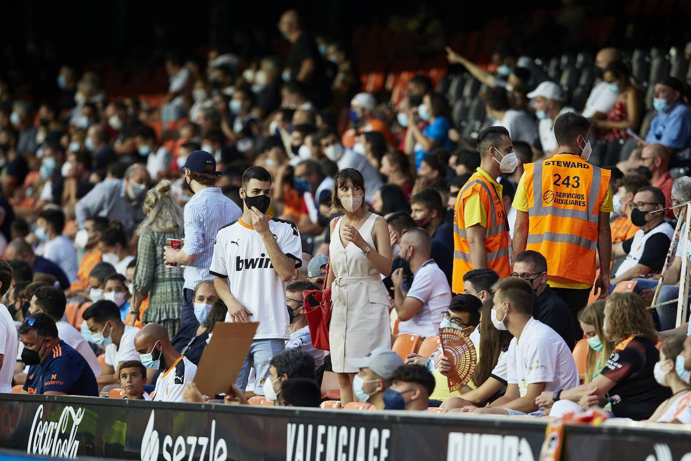 Fotos: Ambiente en Mestalla en el primer partido con público de la temporada