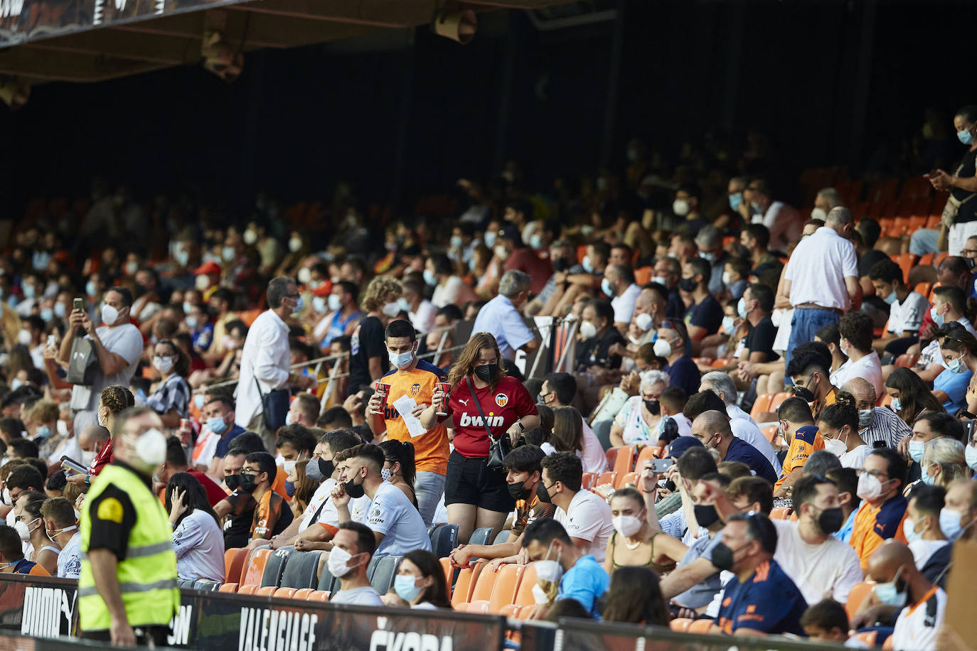 Fotos: Ambiente en Mestalla en el primer partido con público de la temporada