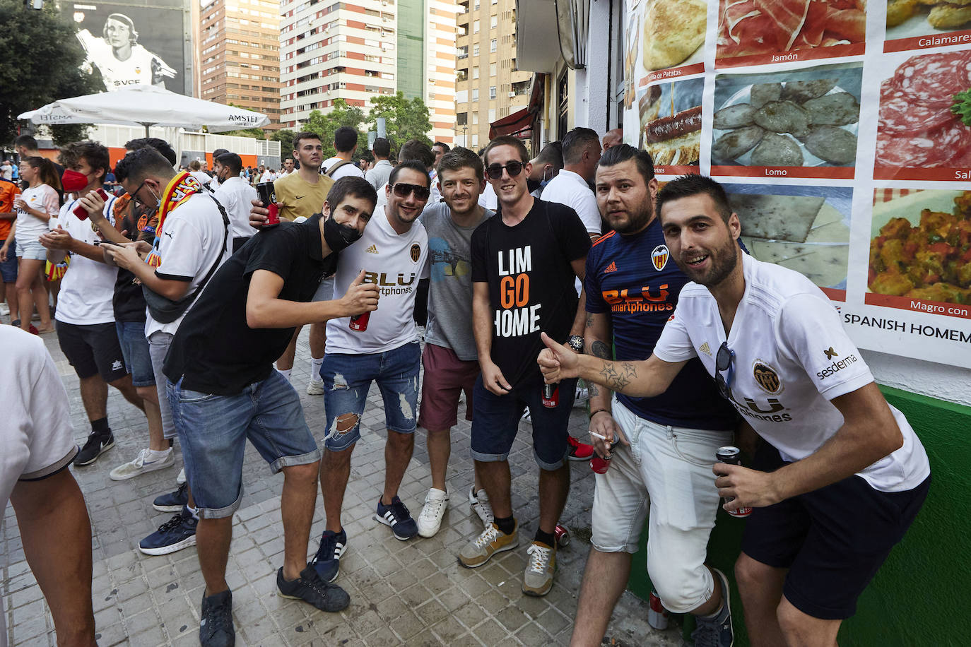 Fotos: Ambiente en Mestalla en el primer partido con público de la temporada