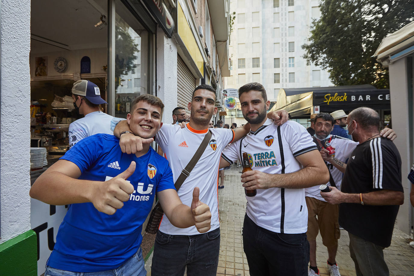 Fotos: Ambiente en Mestalla en el primer partido con público de la temporada