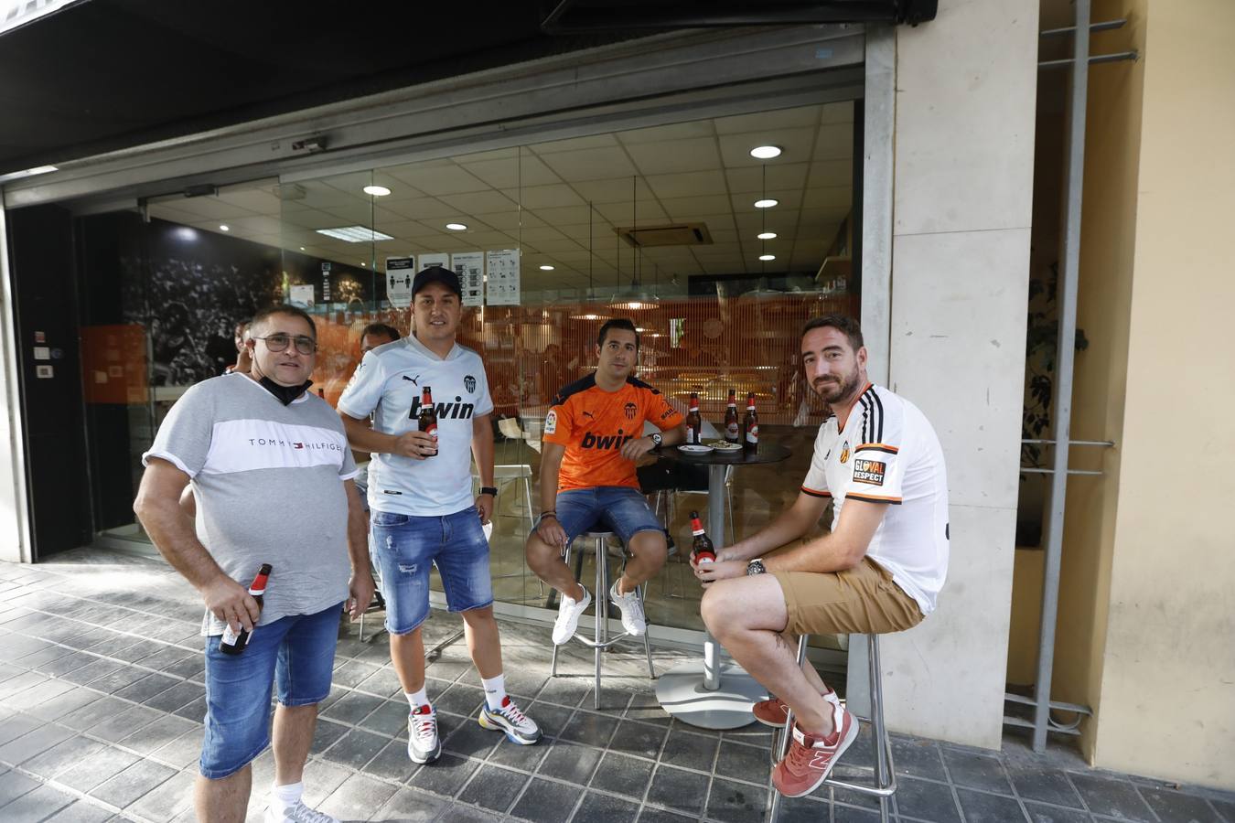 Fotos: Ambiente en Mestalla en el primer partido con público de la temporada