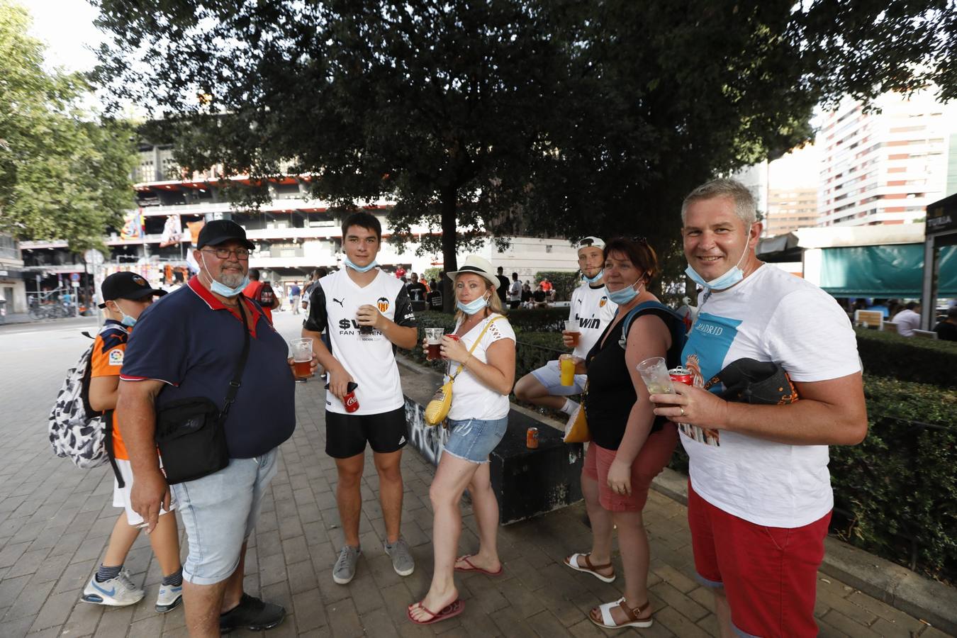 Fotos: Ambiente en Mestalla en el primer partido con público de la temporada