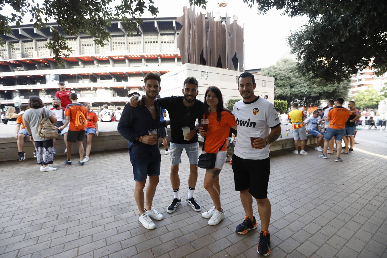 Fotos: Ambiente en Mestalla en el primer partido con público de la temporada