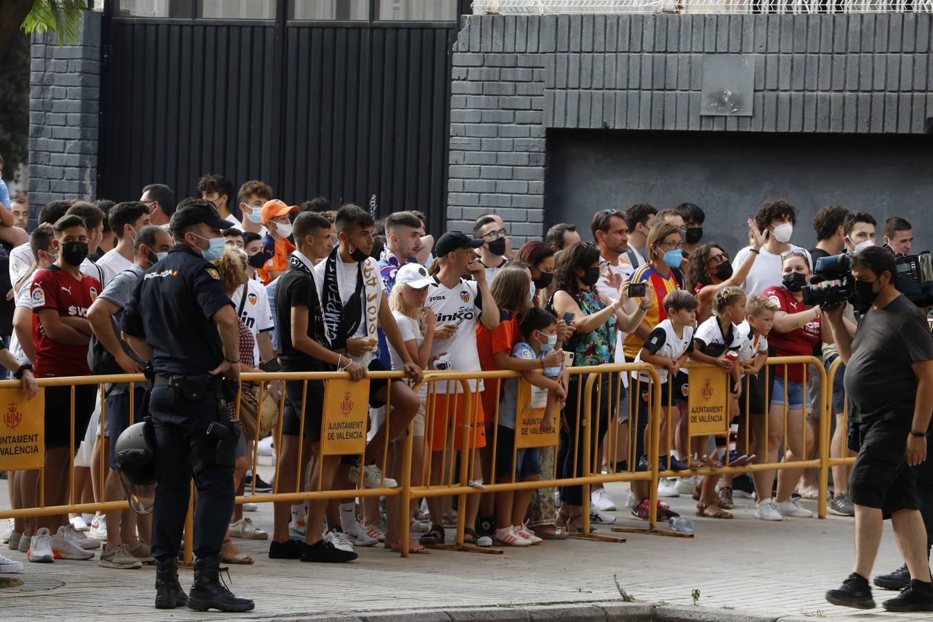 Fotos: Ambiente en Mestalla en el primer partido con público de la temporada