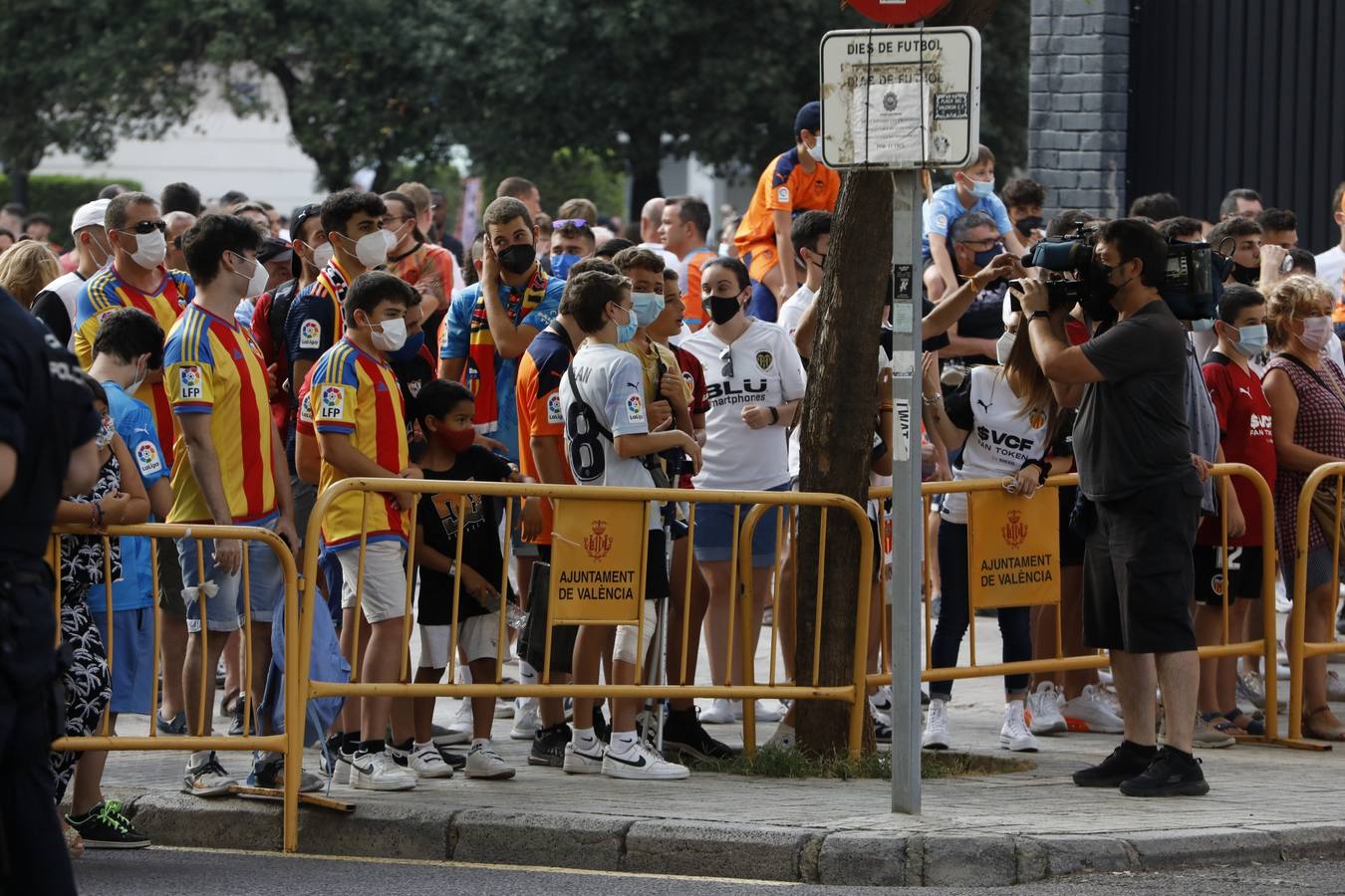 Fotos: Ambiente en Mestalla en el primer partido con público de la temporada