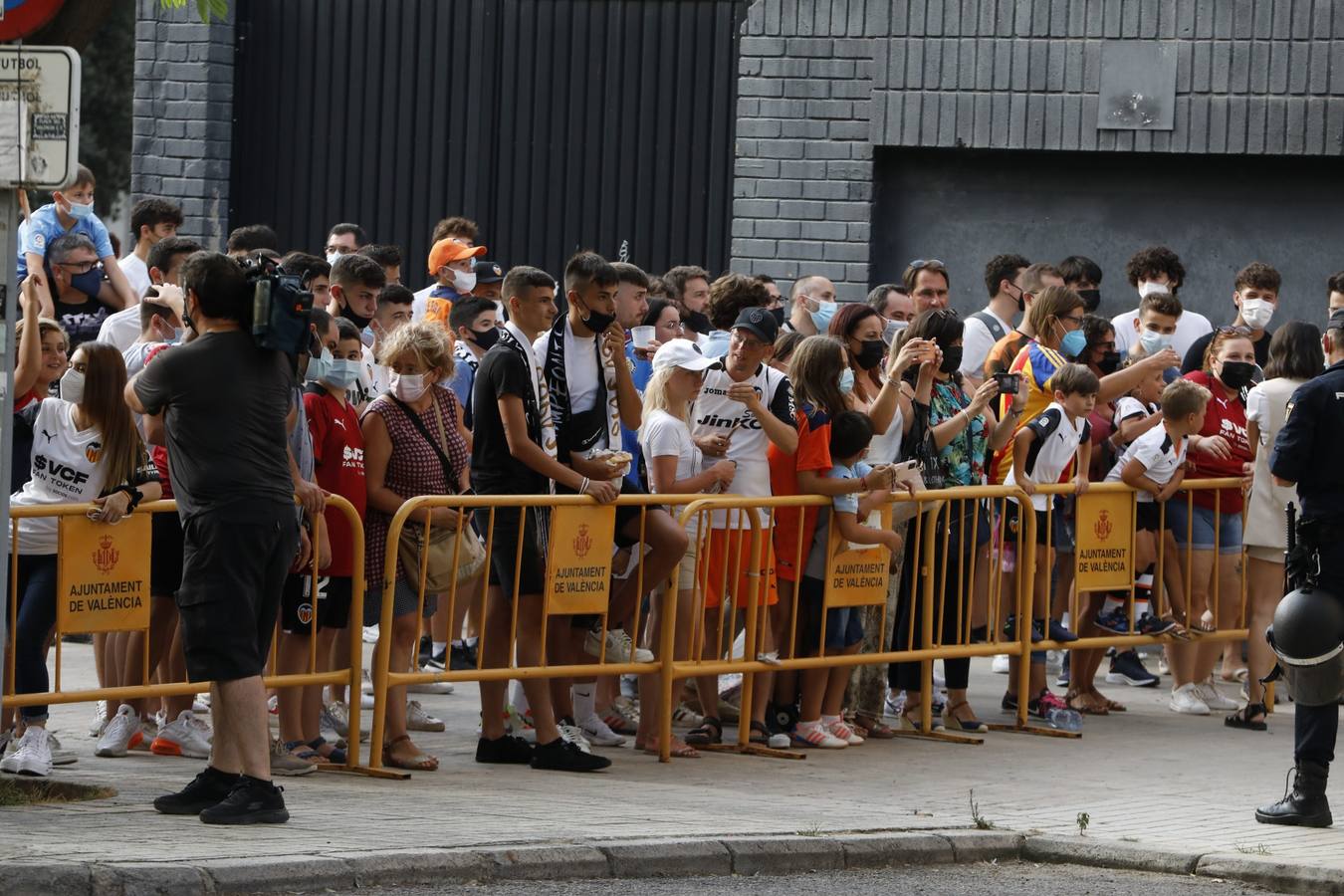 Fotos: Ambiente en Mestalla en el primer partido con público de la temporada