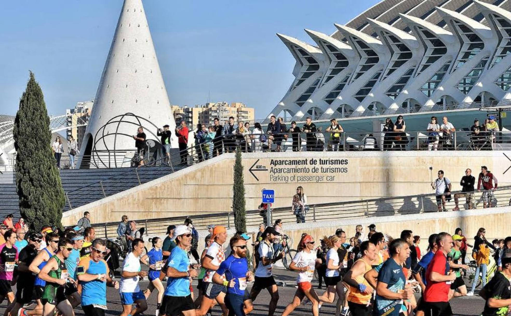 El aplauso del público en carreras largas como el Maratón Valencia Trinidad Alfonso EDP, muy importantes en momentos clave de los participantes en las pruebas. 