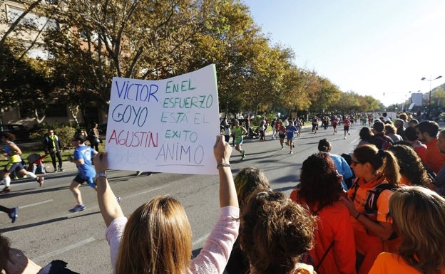 Familiares y amigos de atletas personalizan los mensajes de ánimo. 