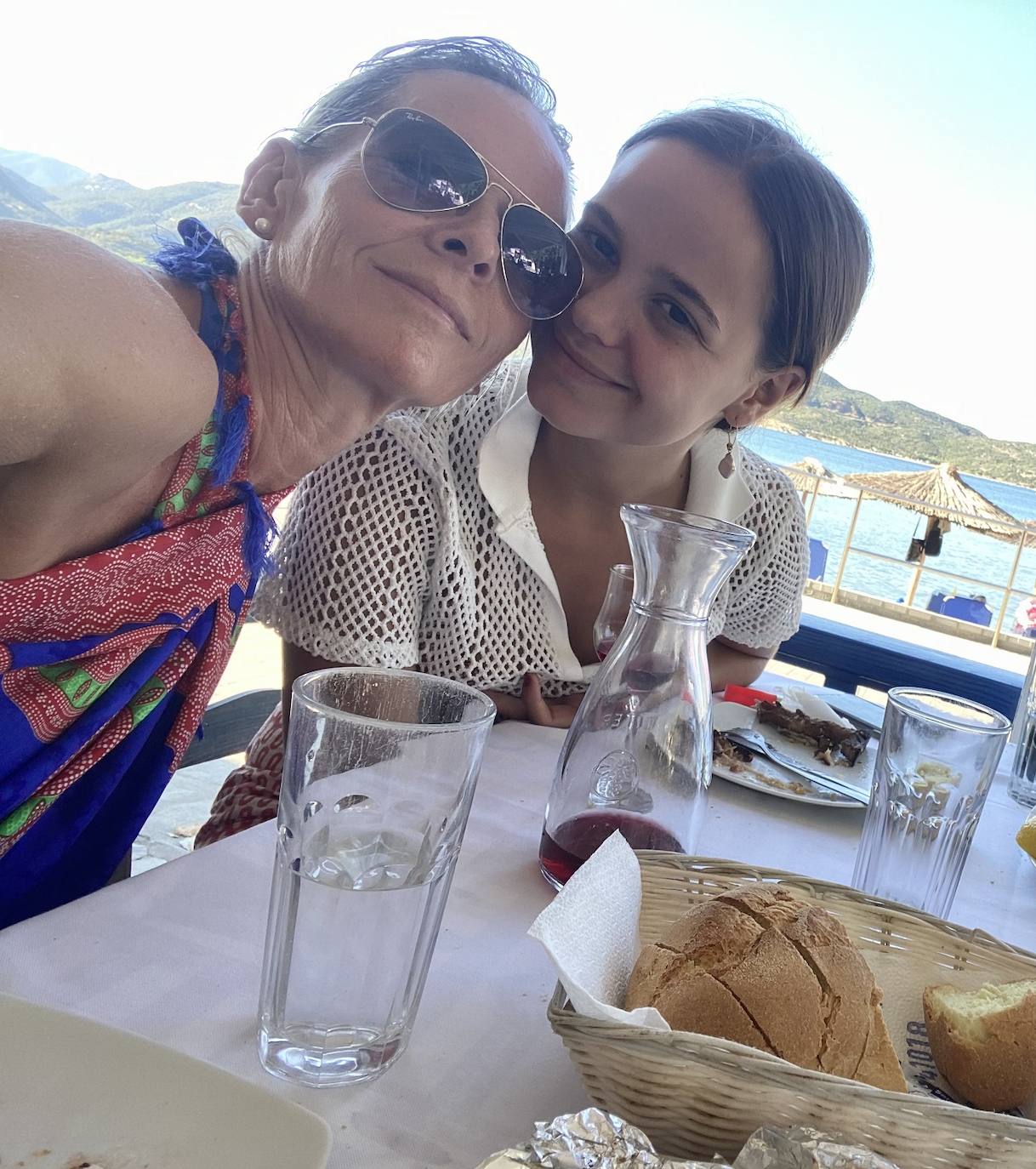 Laurece Lemoine y su hija, la cantante Anouck, en Grecia