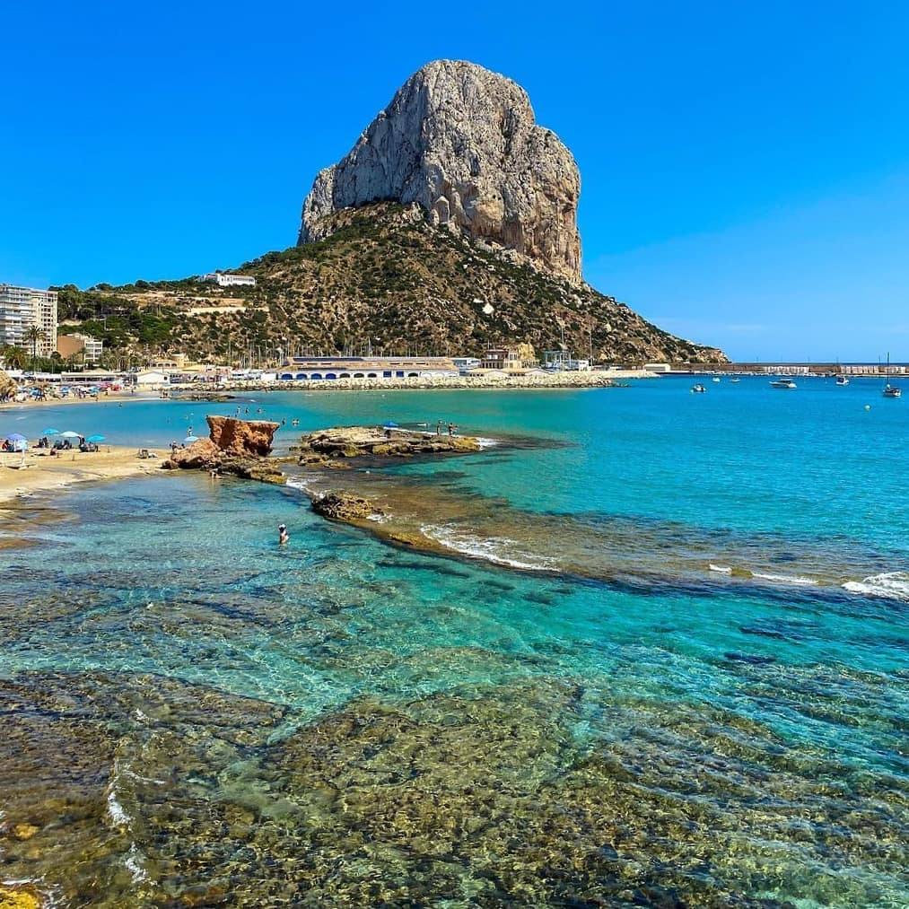 Playa Cantal Roig a los pies del Peñón D'Ifach