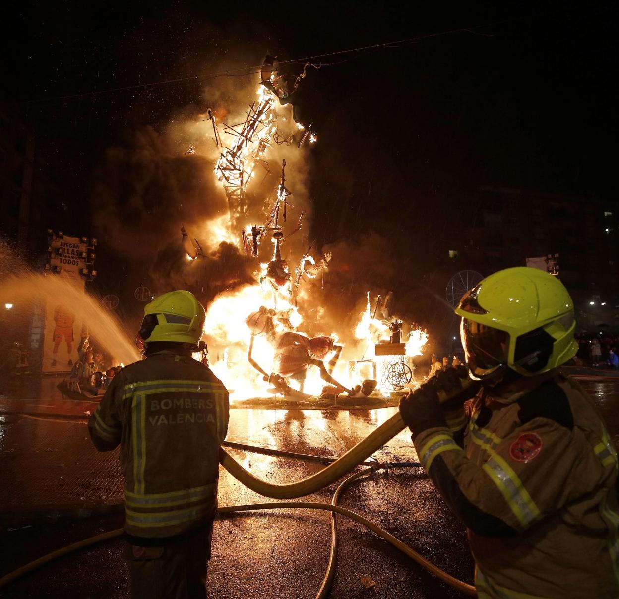 La última cremà completa de la falla municipal, en marzo de 2019. juan, j, monzó