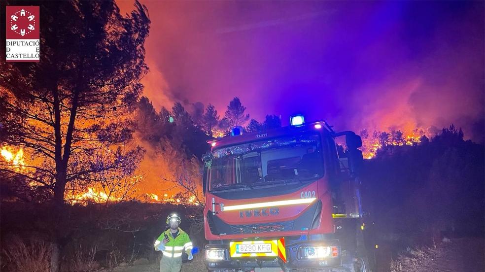 El fuego arrasa Azuébar