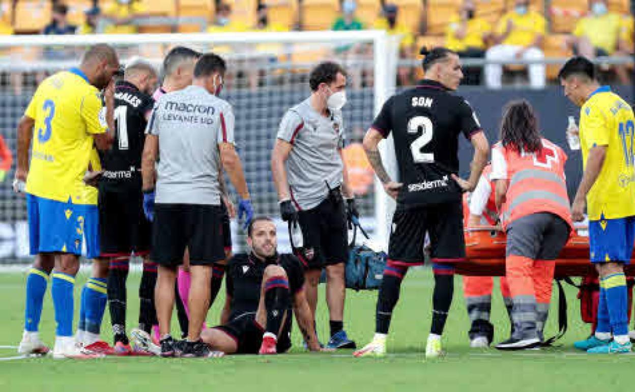 Soldado salió lesionado en la segunda parte 