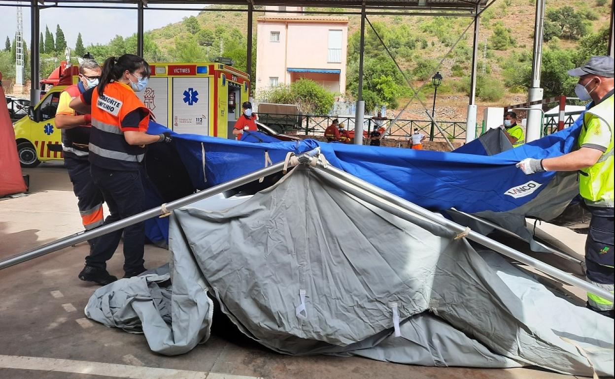 Montaje de un hospital de campaña en el PMA del incendio de Azuébar.