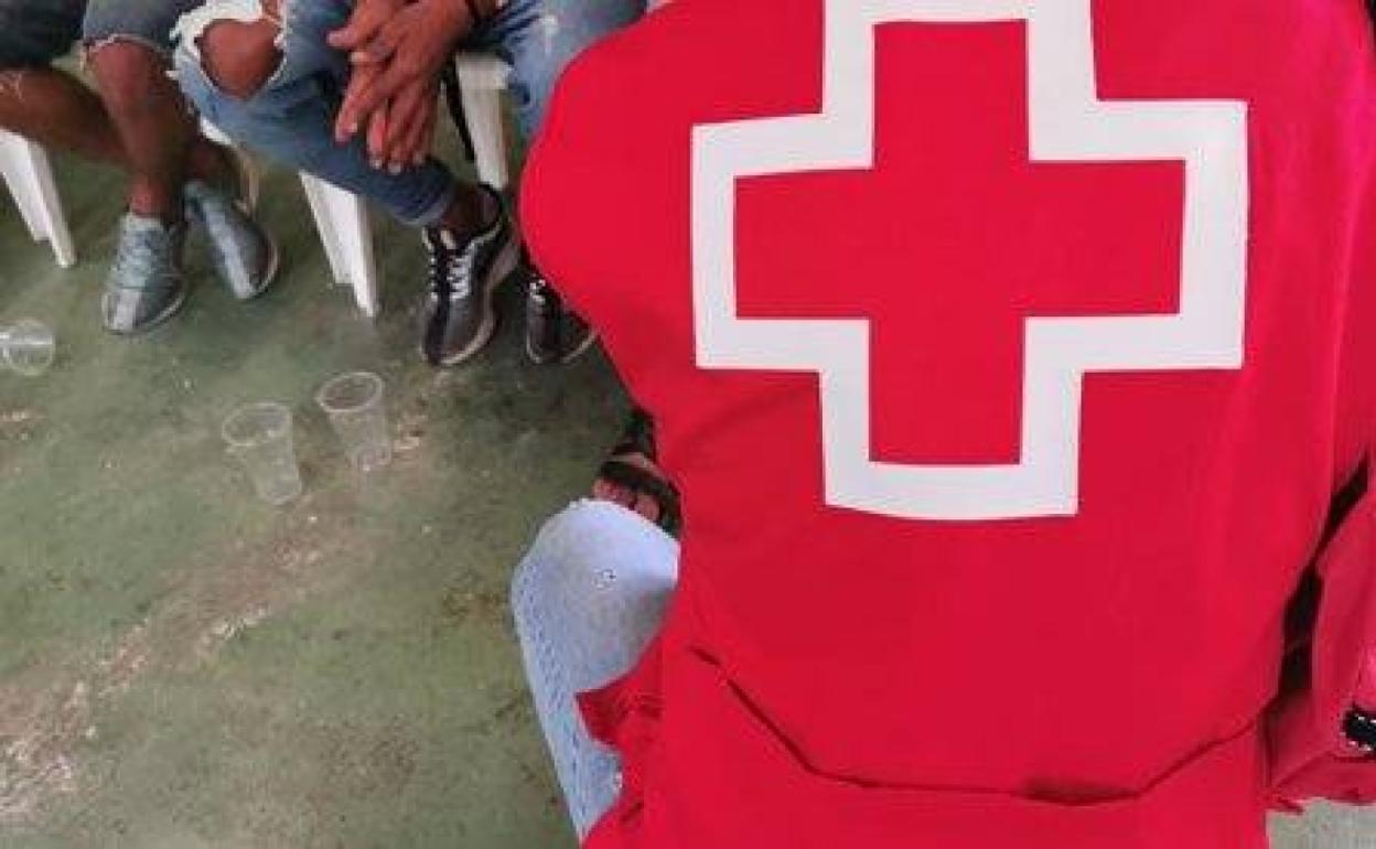 Cruz Roja presta atención sanitaria a las personas que iban a bordo de las pateras. 