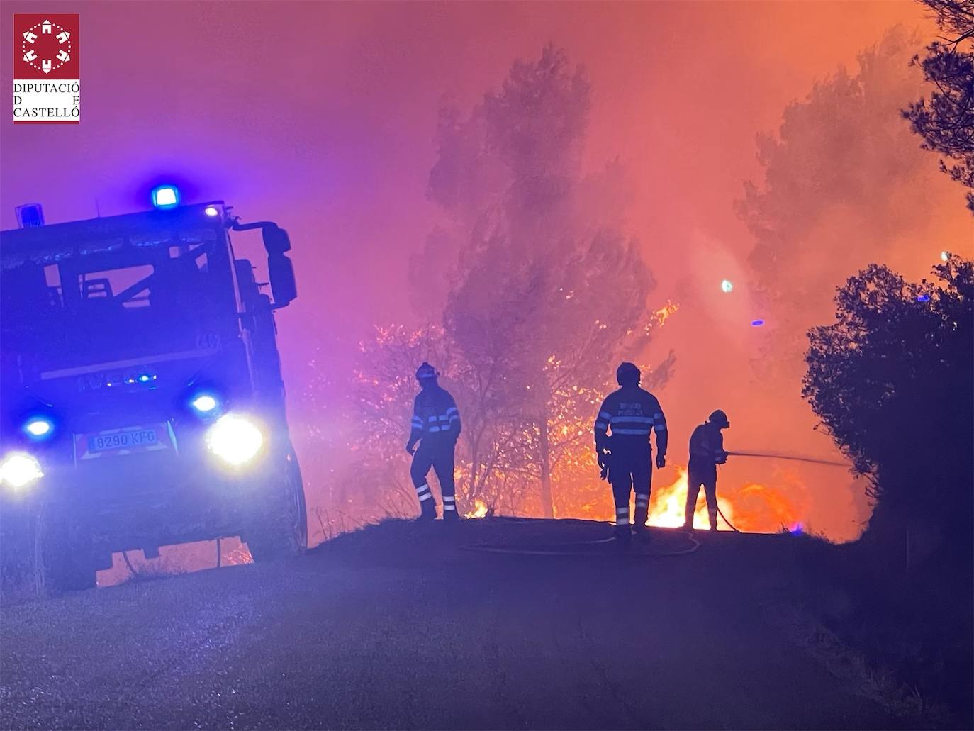 Un incendio afecta a la localidad castellonense de Azuébar desde última hora de la tare del sábado. Los efectivos trabajan para sofocar las llamas y los vecinos del municipio han sido desalojados por precaución.