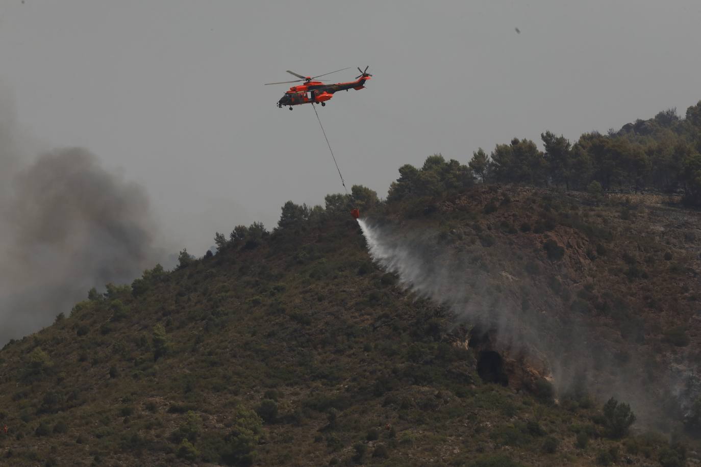 Un incendio afecta a la localidad castellonense de Azuébar desde última hora de la tare del sábado. Los efectivos trabajan para sofocar las llamas y los vecinos del municipio han sido desalojados por precaución.