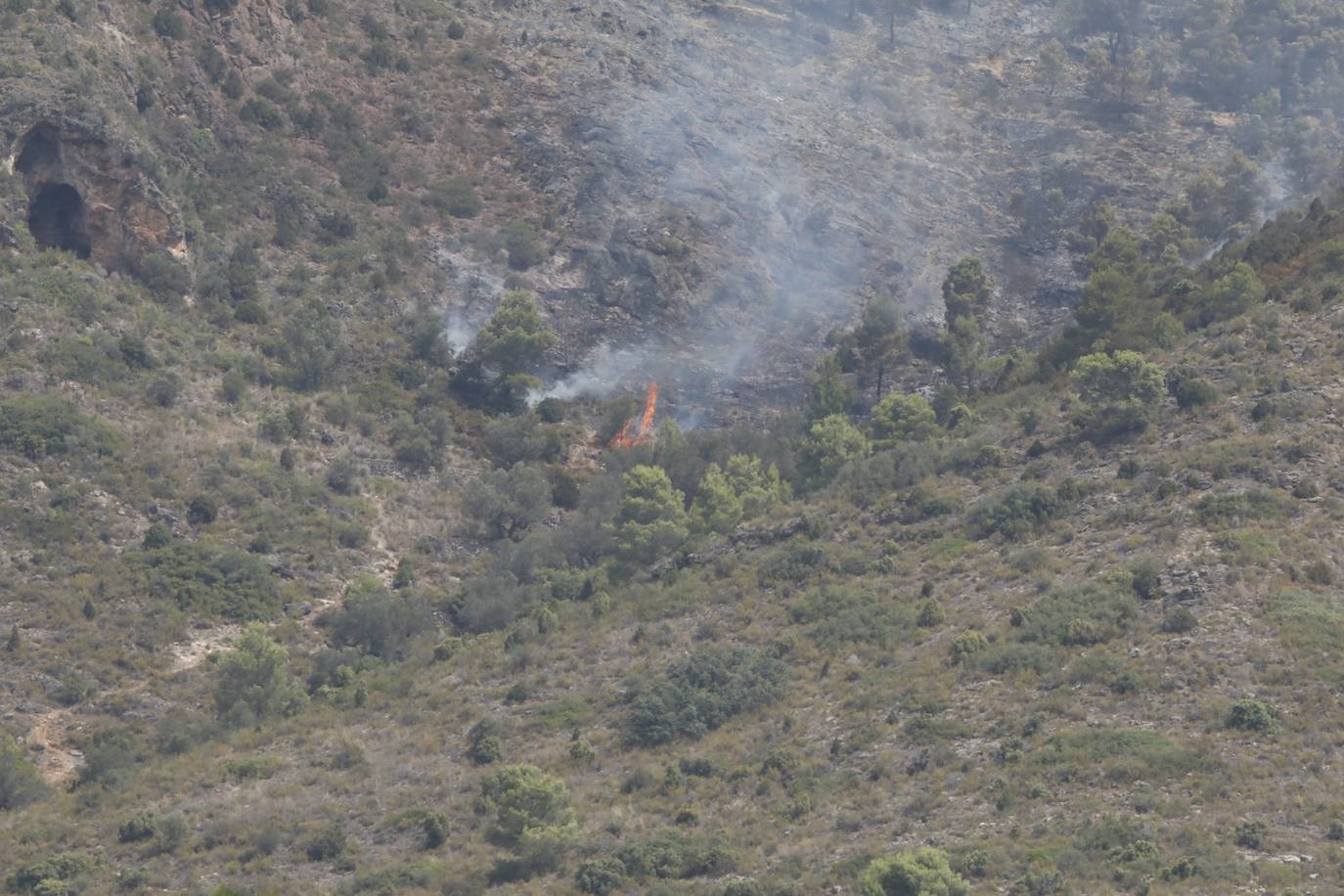 Un incendio afecta a la localidad castellonense de Azuébar desde última hora de la tare del sábado. Los efectivos trabajan para sofocar las llamas y los vecinos del municipio han sido desalojados por precaución.