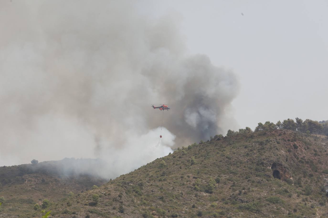 Un incendio afecta a la localidad castellonense de Azuébar desde última hora de la tare del sábado. Los efectivos trabajan para sofocar las llamas y los vecinos del municipio han sido desalojados por precaución.