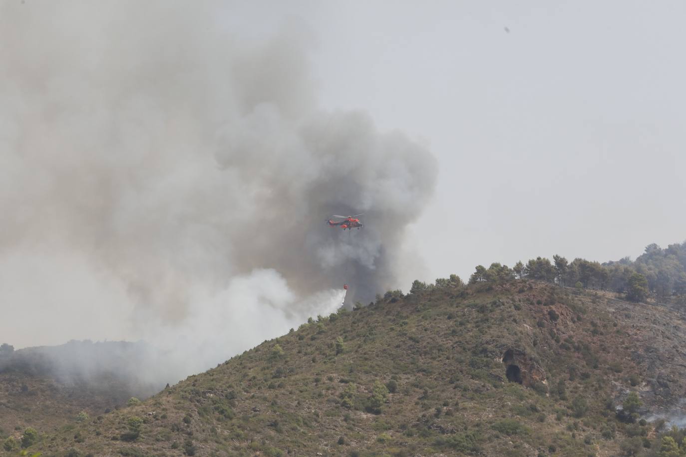 Un incendio afecta a la localidad castellonense de Azuébar desde última hora de la tare del sábado. Los efectivos trabajan para sofocar las llamas y los vecinos del municipio han sido desalojados por precaución.