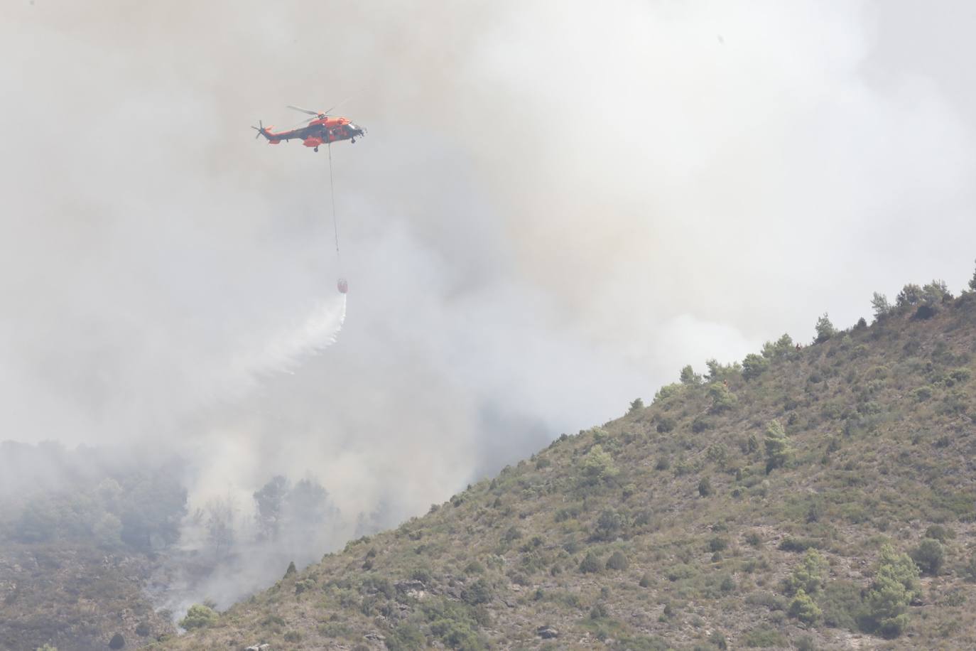 Un incendio afecta a la localidad castellonense de Azuébar desde última hora de la tare del sábado. Los efectivos trabajan para sofocar las llamas y los vecinos del municipio han sido desalojados por precaución.