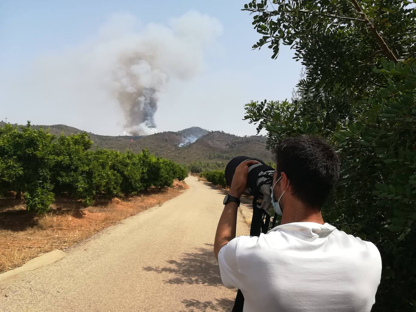 Un incendio afecta a la localidad castellonense de Azuébar desde última hora de la tare del sábado. Los efectivos trabajan para sofocar las llamas y los vecinos del municipio han sido desalojados por precaución.